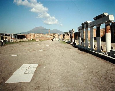 Vista del Foro con el Vesubio al fondo de Roman