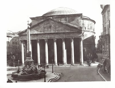 Vista del Panteón y el obelisco egipcio en la Piazza della Rotonda de Roman