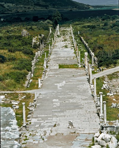 Vista del Camino del Puerto (o Camino Arcadio) que conecta el puerto con el teatro, siglo II de Roman