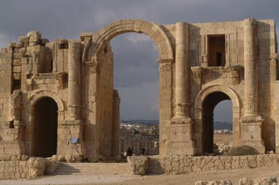 Vista del Arco de Triunfo, construido c.129 d.C. de Roman