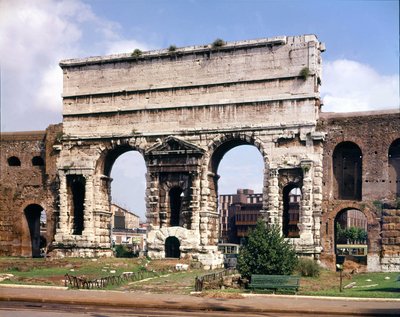 Vista de la puerta maggiore (mayor), este es el punto donde termina el acueducto de Claudio en 38 d.C., Roma de Roman