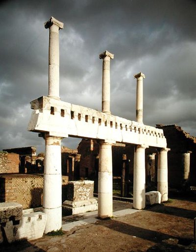 Vista del pórtico del Foro de Roman