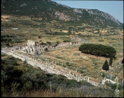 Vista de la calle de Curetes hacia la biblioteca de Celsus de Roman