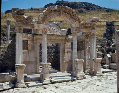 Vista del templo de Adriano en la calle de Curetes de Roman