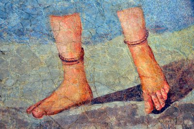 Piernas de mujer con tobilleras, finales del siglo II - principios del siglo III (fresco) de Roman