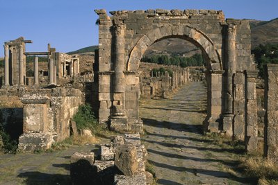 Tarjeta, arco y templo de Venus (a la izquierda), Alto Imperio (27 a.C.-395 d.C.) de Roman Imperial Period