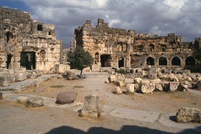 Santuario de Júpiter Heliopolitanus, Patio Hexagonal, Alto Periodo Imperial (27 AC-395 DC) de Roman Imperial Period