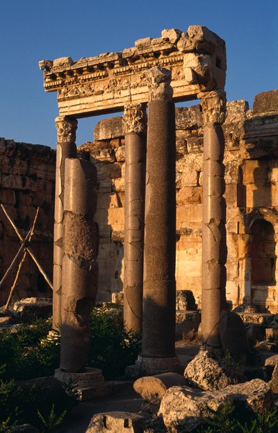 Santuario de Júpiter Heliopolitano, pórtico en el patio, Alto Período Imperial (27 a.C.-395 d.C.) de Roman Imperial Period
