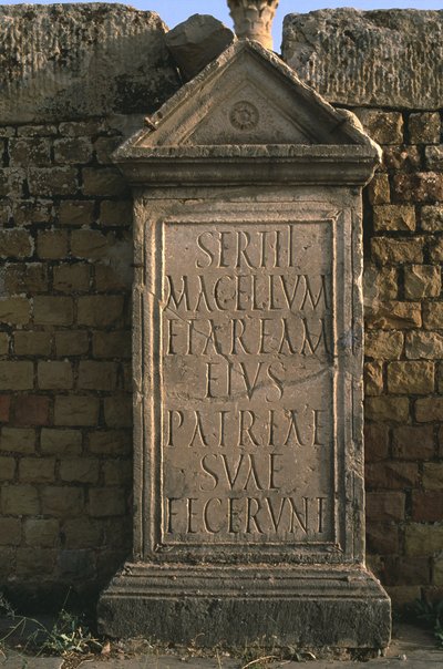 Estela con una inscripción en el Mercado Sertius, Alto Imperio (27 a.C.-395 d.C.) de Roman Imperial Period