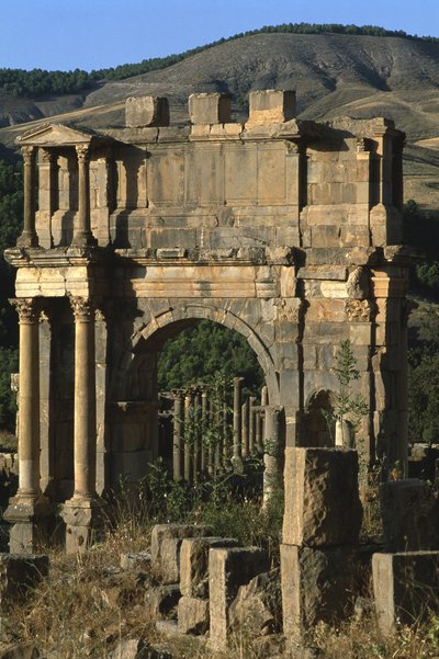 Arco triunfal construido en honor al Emperador Caracalla, Alto Periodo Imperial (27 a.C.-395 d.C.) de Roman Imperial Period