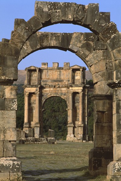 Arco de triunfo construido en honor del Emperador Caracalla, Alto Período Imperial (27 a.C.-395 d.C.) de Roman Imperial Period