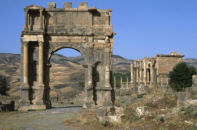 Arco triunfal construido en honor del Emperador Caracalla, Alto Imperio (27 a.C.-395 d.C.) de Roman Imperial Period