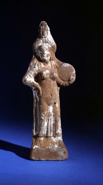 Estatuilla de la diosa Isis sosteniendo un tímpano (terracota pintada) de Roman Period Egyptian