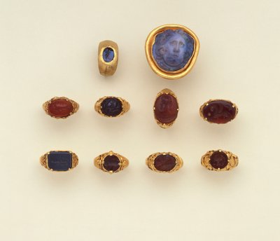 Un anillo de intaglio de calcedonia y oro romano, un gran camafeo de cabeza de Medusa de calcedonia azul-gris romana y una selección de anillos, dos anillos en estilo Seljuk de Roman Roman