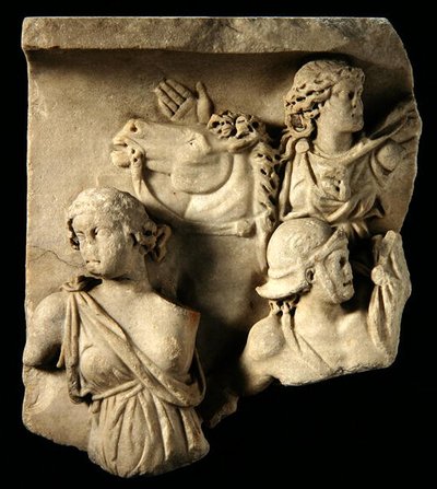 Un fragmento de escultura en alto relieve de Roman Roman