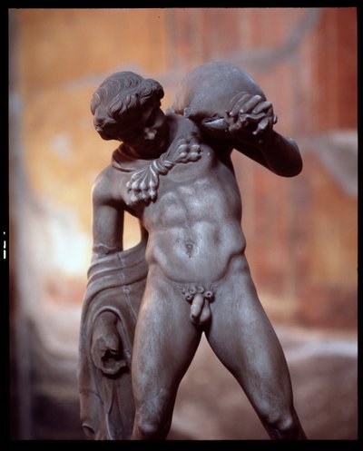 Un sátiro con un odre de vino. Escultura en la Casa dei Cervi, siglo V a.C.-siglo I d.C. de Roman Roman