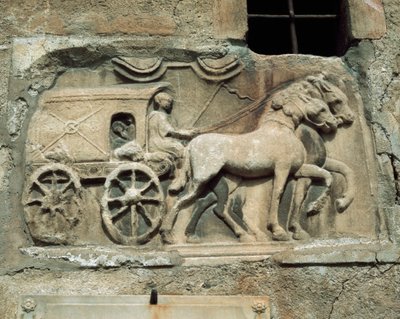Carruaje (¿al inframundo?) de una tumba romana, hoy en la pared sur de la iglesia del pueblo de Maria Saal de Roman Roman