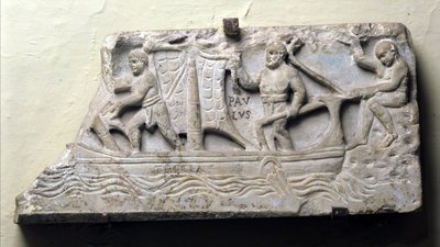 Cubierta de un sarcófago con una representación simbólica de un barco llamado Thecla: San Pablo sostiene el timón y maneja la vela de Roman Roman