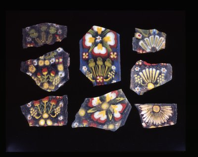 Ocho fragmentos florales de placas arquitectónicas, técnica de vidrio mosaico, c.1er siglo a.C. - 1er siglo d.C. de Roman Roman