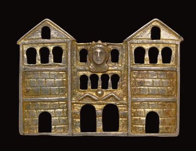 Fíbula en forma de una puerta tripartita de tres pisos de mampostería rústica, c.3rd - principios del 4th siglo d.C. de Roman Roman