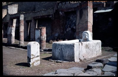 Fuente en el Decumanus maximus, siglo V a.C.-siglo I d.C. de Roman Roman