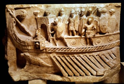 Relieve romano bajo que representa una birreme. Se puede ver un cocodrilo debajo de la proa. Vaticano, ciudad del Vaticano, monumentos, museos y galerías pontificias. de Roman Roman