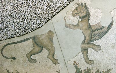 Mosaico que representa un León Grifo, Bazar Arasta, Mezquita del Sultán Ahmet, Estambul de Roman Roman