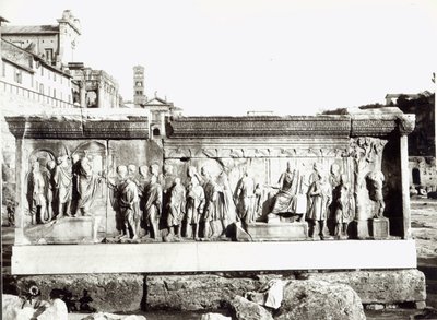 Pluteus de Trajano con representaciones de la Institutio Alimentaria de Roman Roman