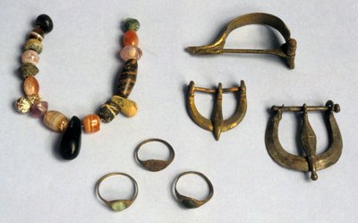 Anillos, hebillas y fíbulas, Masada (técnica mixta) de Roman Roman