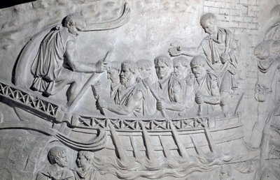 Arte romano: soldados romanos en una galera en el Danubio durante la Primera Guerra en Dacia. Molde de 1862 reproduciendo los bajorrelieves de la columna de Trajano en Roma construida durante el reinado del emperador Trajano (53-117) de Roman Roman