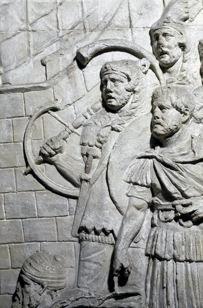 Arte romano: guerreros romanos durante la primera guerra en Dacia. Molde de 1862 reproduciendo los bajorrelieves de la columna de Trajano en Roma construida durante el reinado del emperador Trajano (53-117). La columna de Trajano conmemora de Roman Roman
