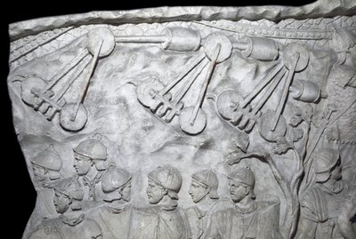 Arte romano: máquinas de guerra durante la Segunda Guerra. Molde de 1862 reproduciendo los bajorrelieves de la columna de Trajano en Roma construida durante el reinado del emperador Trajano (53-117) de Roman Roman