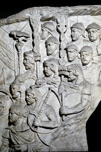 Arte romano: guerreros llevando Vexillum (estandartes romanos). Molde de 1862 reproduciendo los bajorrelieves de la columna de Trajano en Roma construida durante el reinado del emperador Trajano (53-117) de Roman Roman