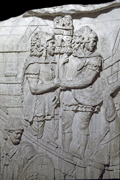Arte romano: Guerreros portando el águila romana (Aquiliferes). Molde de 1862 reproduciendo los bajorrelieves de la columna de Trajano en Roma construida durante el reinado del emperador Trajano (53-117) de Roman Roman