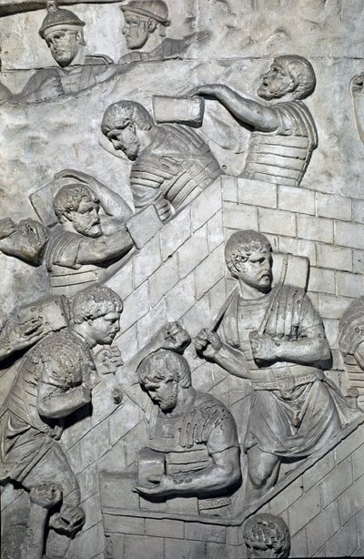 Arte romano: construcción de un fuerte en el campamento romano. Molde de 1862 reproduciendo los bajorrelieves de la columna de Trajano en Roma construida durante el reinado del emperador Trajano (53-117) de Roman Roman