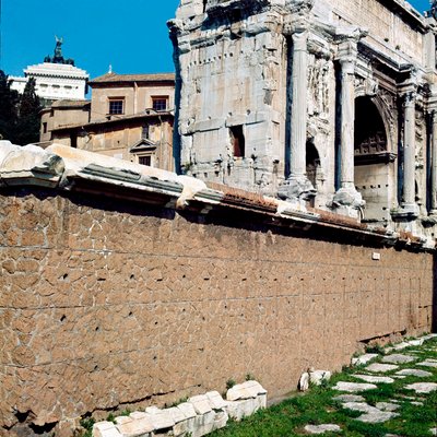 Foro Romano: vista de los Rostra donde se celebraban las reuniones. Roma de Roman Roman