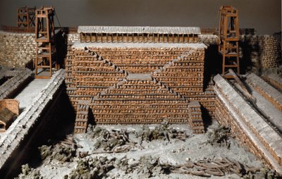 Antigüedad romana: modelo que reproduce el asedio de Avaricum (actual Bourges) por las legiones romanas de Julio César contra el ejército de Vercingétorix durante la Guerra de las Galias. 52 a.C. Un agger de troncos de árbol frente al muro de Avaricum. Rom de Roman Roman