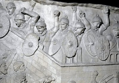 Arte romano: soldados romanos en defensa de una fortaleza. Molde de 1862 reproduciendo los bajorrelieves de la columna de Trajano en Roma de Roman Roman