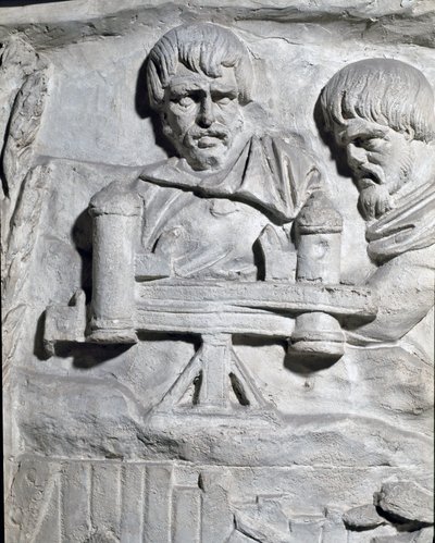 Arte romano: soldados romanos cerca de una catapulta utilizada durante la primera guerra en Dacia. Molde de 1862 reproduciendo los bajorrelieves de la columna de Trajano en Roma construida durante el reinado del emperador Trajano (53-117) de Roman Roman