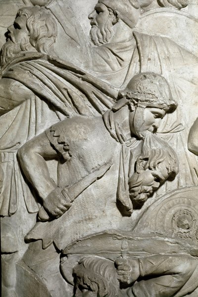 Arte romano: guerrero romano sosteniendo entre sus dientes la cabeza de un guerrero enemigo. Molde de 1862 reproduciendo los bajorrelieves de la columna de Trajano en Roma de Roman Roman