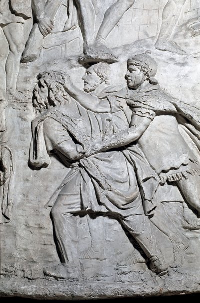 Arte romano: “un soldado dacio prisionero de soldados romanos” Molde de 1862 que reproduce los bajorrelieves de la columna de Trajano (columna Trajana) en Roma construida durante el reinado del emperador Trajano (53-117). La columna Trajana conmemora la vi de Roman Roman