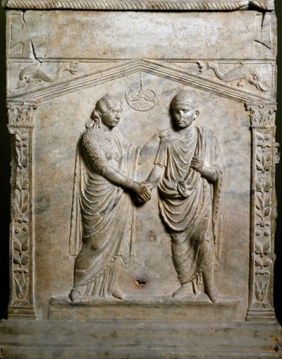 Arte romano: altar funerario decorado con la escena de una boda (Junctio dextrarum). Bajo relieve de Roman Roman