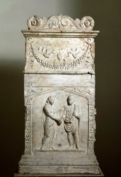 Arte romano: altar funerario decorando la escena de una boda (Junctio dextrarum) - Relieve en mármol, arte romano, del altar funerario de una pareja casada - Roma, Museo Nazionale Romano de Roman Roman