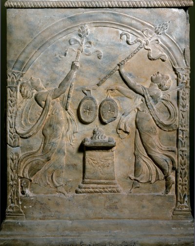Arte romano: altar funerario representando dos ménades danzantes. Bajo relieve de Roman Roman