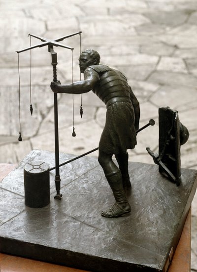 Arte romano: el gromatician. Un topógrafo mide la tierra usando una groma. Escultura de bronce de Roman Roman