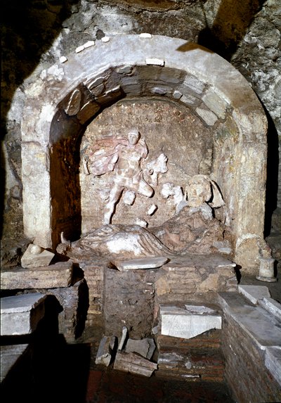 Arte romano: vista del Mitreo, santuario dedicado al culto de Mitra. Catacumbas de Santa Priscila en Roma. de Roman Roman