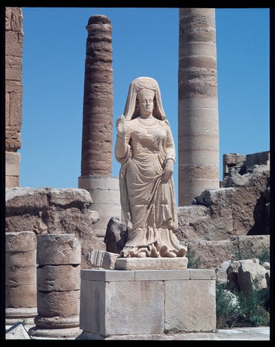 Ruinas con una estatua de Abu Bint Damion (siglo I d.C.) de Roman Roman