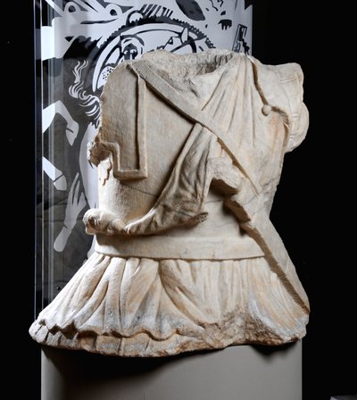 Torso esculpido de un jinete de Roman Roman