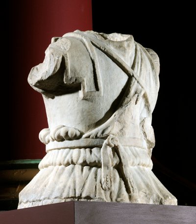 Torso esculpido de un jinete de Roman Roman