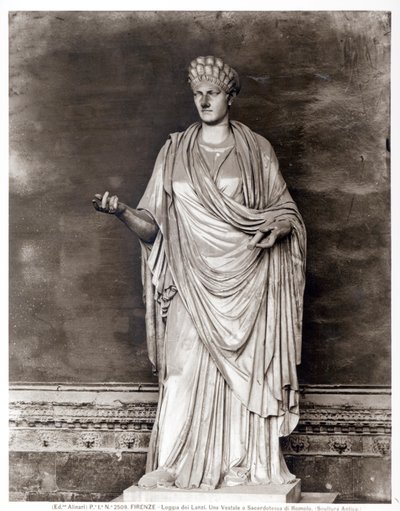 Estatua de una Virgen Vestal o Sacerdotisa de Rómulo de Roman Roman
